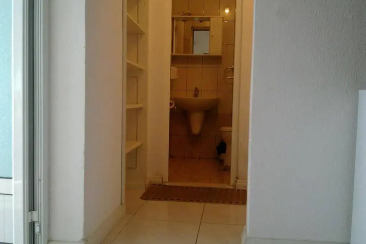 Room 9 of 14