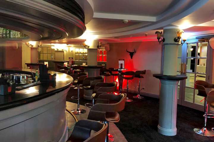 Lounge 33 of 41