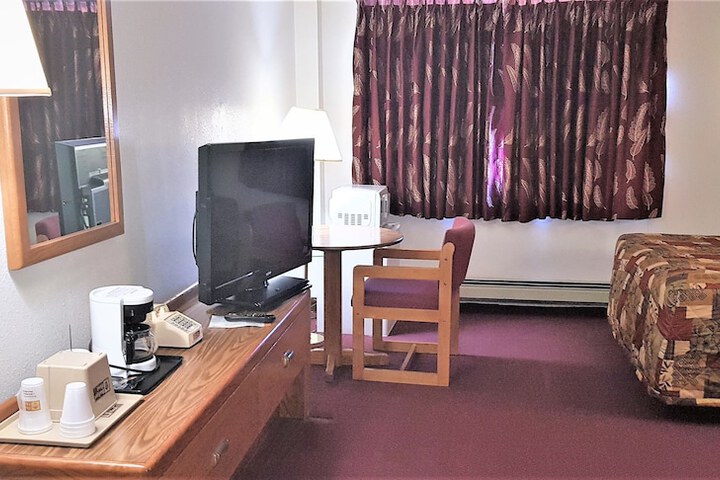 1 Queen Bed (3 of 4)