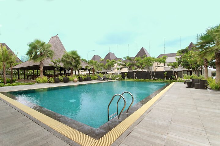 Hotel with Pool