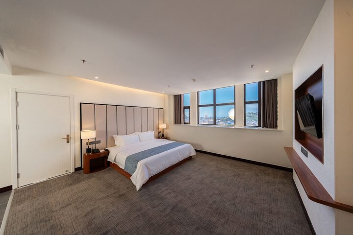 Room 13 of 48