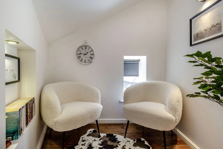 Room 10 of 16