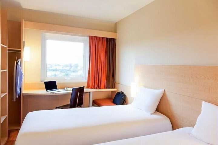 Room 2 of 34