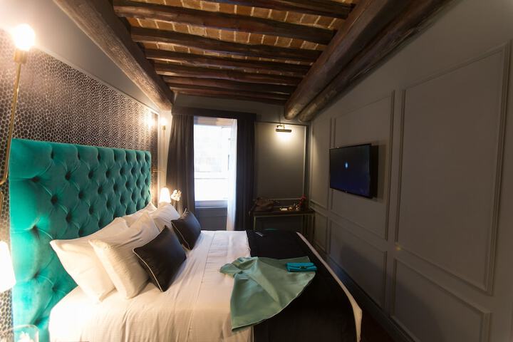 Room 6 of 80