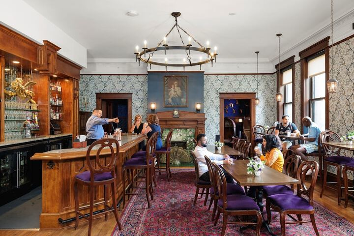 Lobby lounge