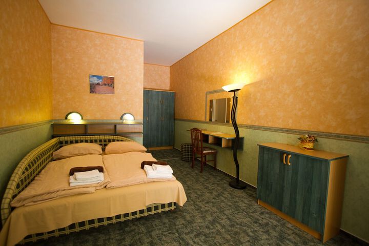 Room 11 of 32
