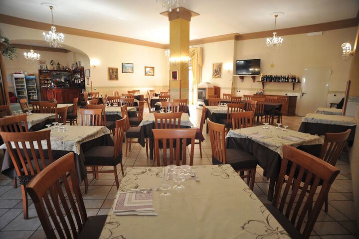 Dining 21 of 33