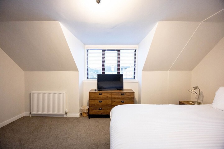 Room 17 of 34