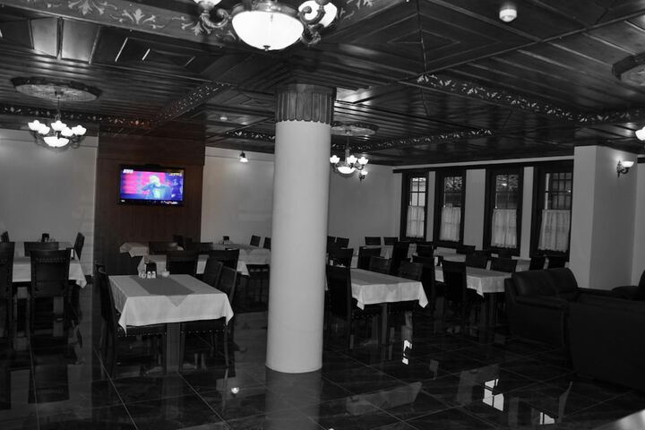 Dining 24 of 33