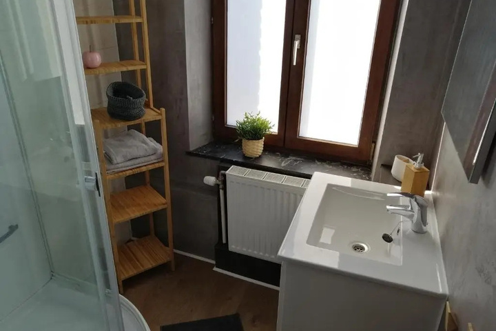 Room 4 of 8