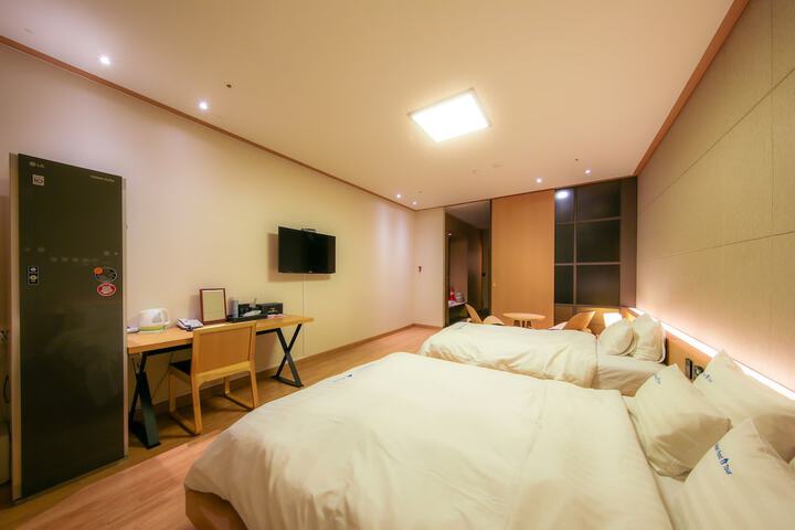 Room 6 of 90