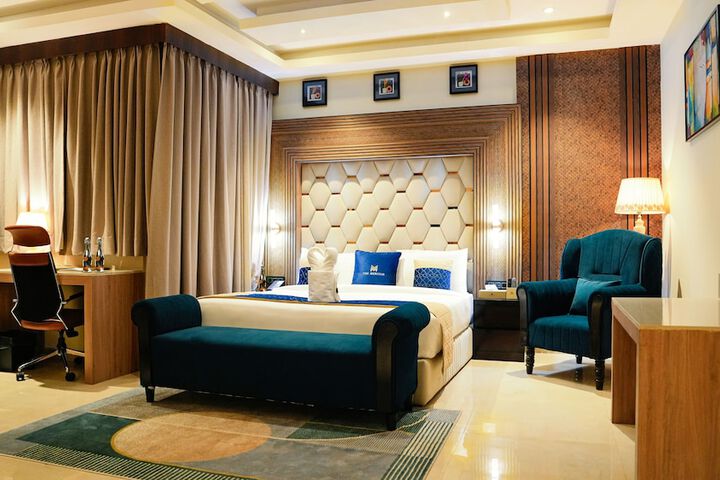Room 3 of 93