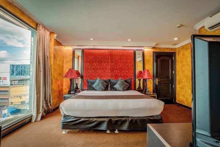 Room 6 of 80