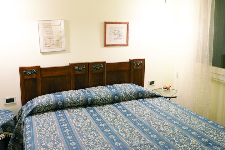 Room 5 of 103