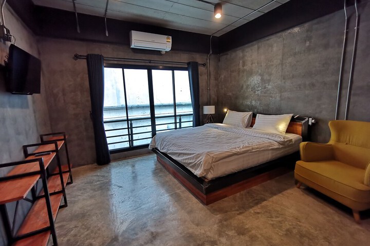 Room 10 of 33