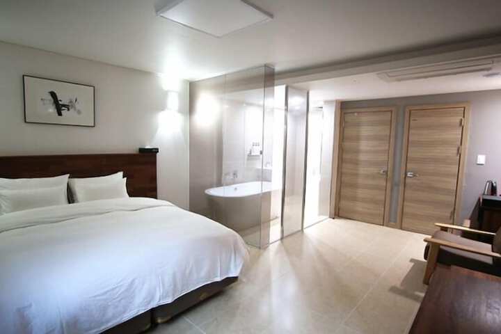 Room 10 of 31