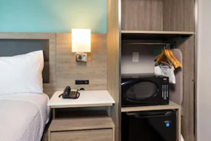 1 Queen Bed Business Room (11 of 23)