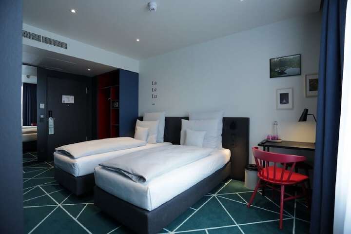 Room 7 of 25