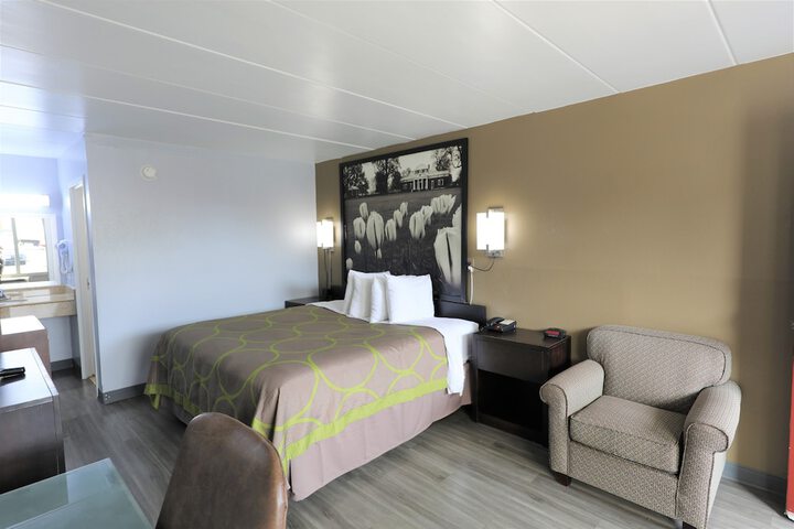 1 King Bed (6 of 14)