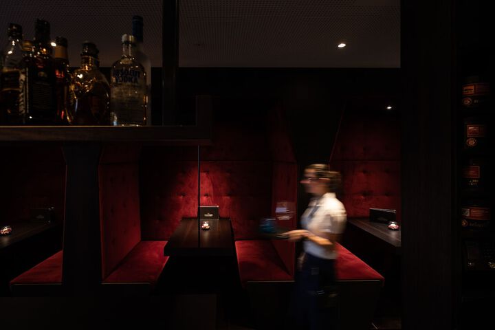 Lounge 65 of 83