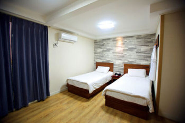 Room 14 of 18