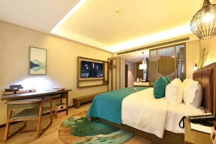 Room 4 of 8