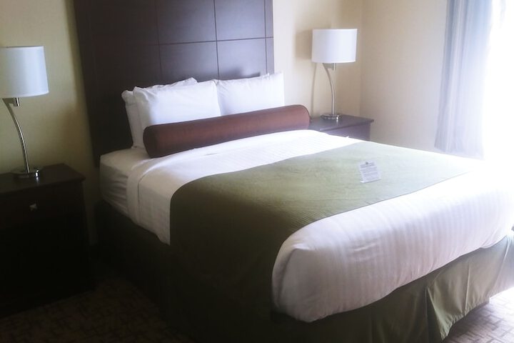 2 Queen Beds (5 of 8)