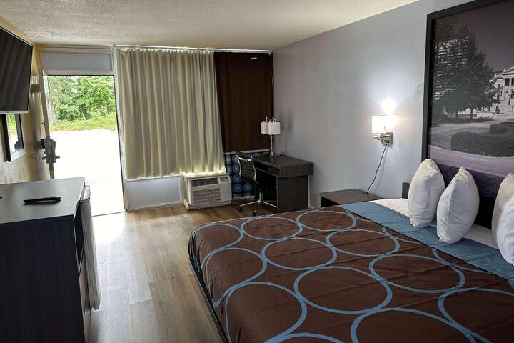 1 King Bed (5 of 6)