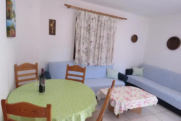 Room 3 of 8