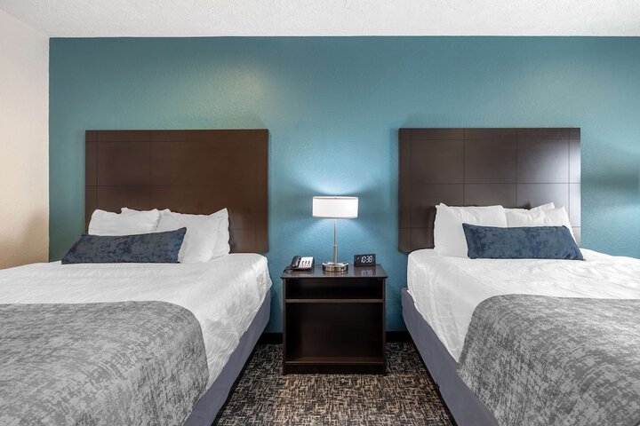 2 Queen Beds Pillow Top Mattress Flat Screen Television Microwave and Refrigerator Full Breakfast (13 of 15)