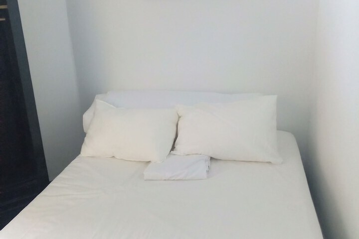 Room 4 of 8
