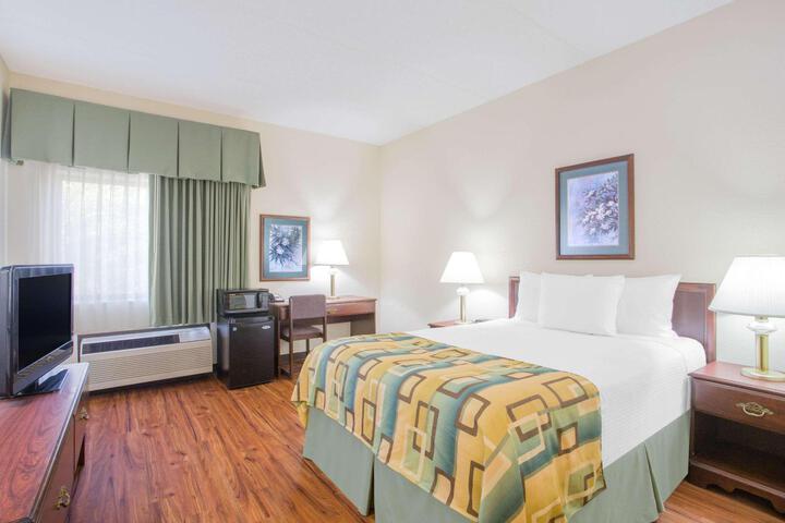 1 Queen Bed Mobility Accessible (8 of 12)