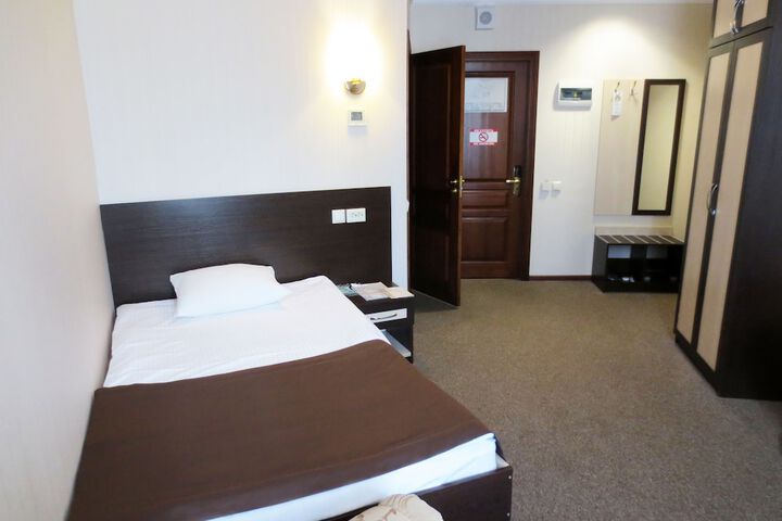 Room 16 of 90