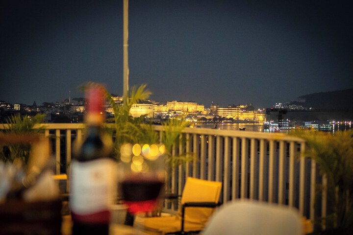 MAYAS MANOR - a Lake View Hotel