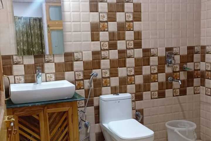 Room 8 of 12