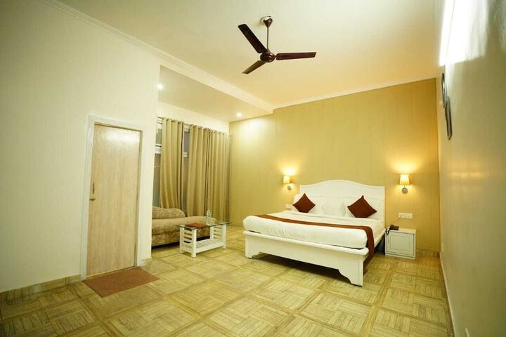 Room 12 of 32