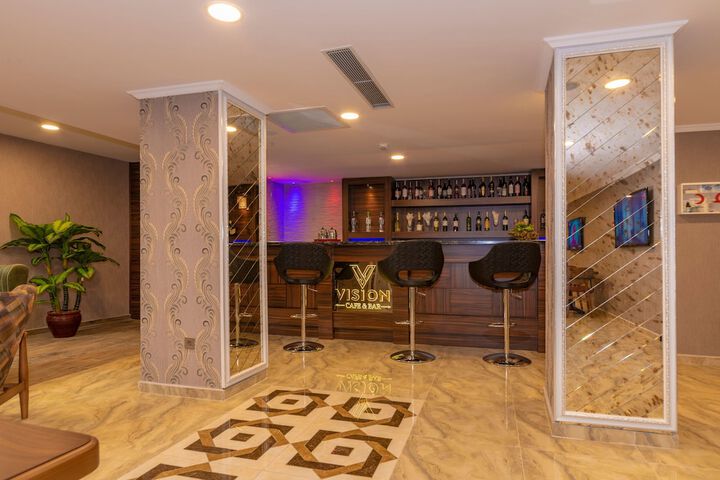 Lounge 37 of 46
