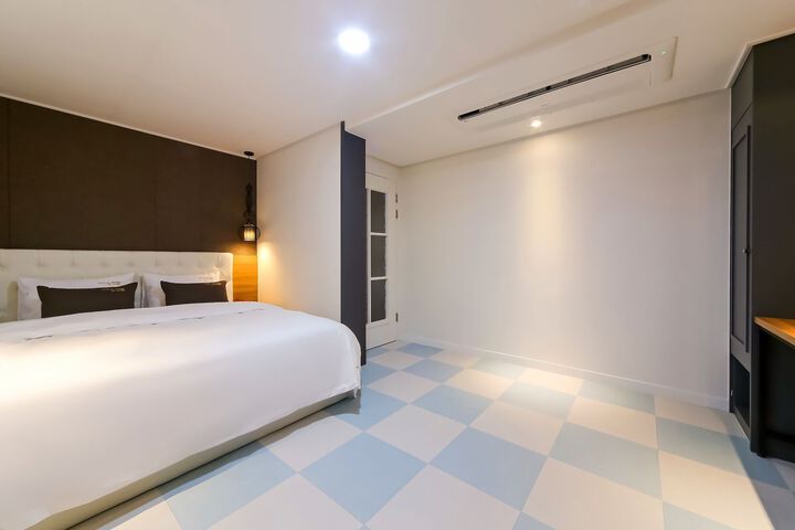 Room 53 of 60