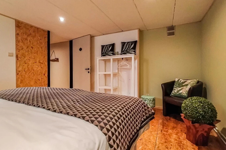 Room 4 of 17
