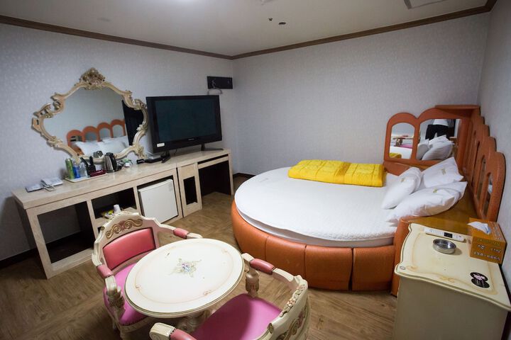 Room 7 of 38