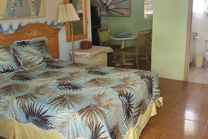 Basic Queen Bed (3 of 10)