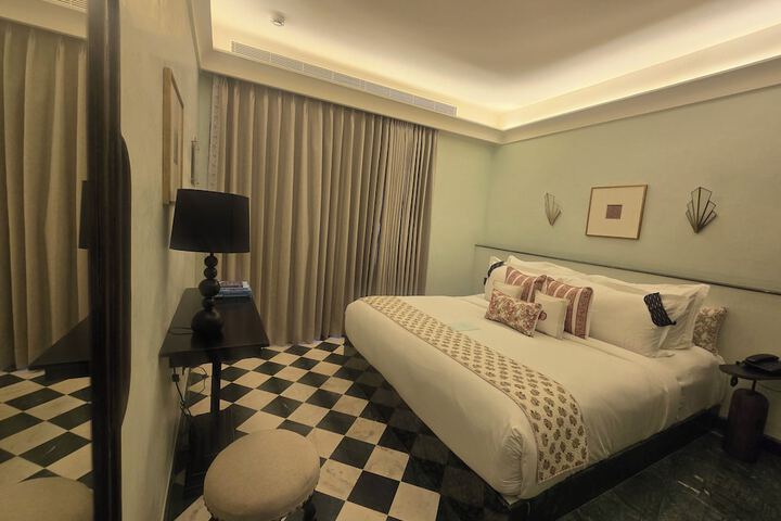 Room 32 of 64