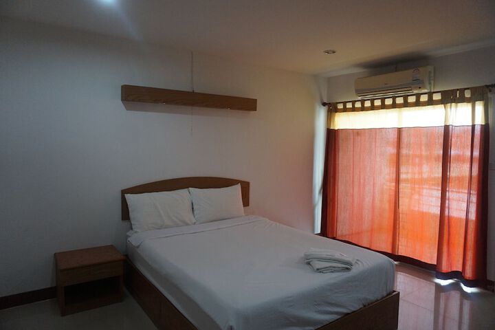 Room 6 of 18