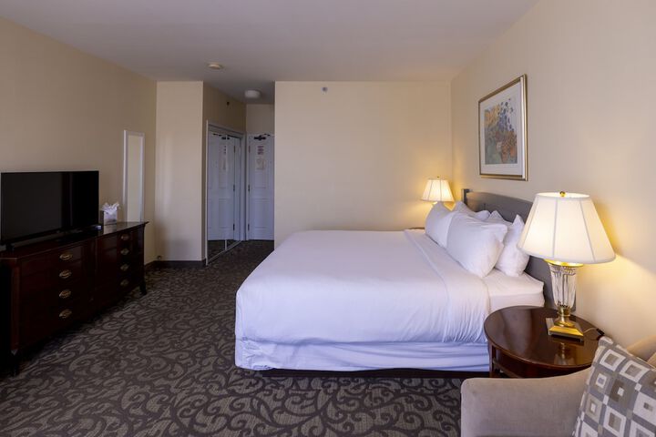 Standard King Bed Lake View (16 of 17)