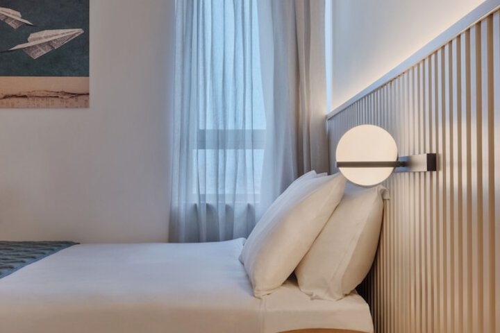 Room 32 of 100