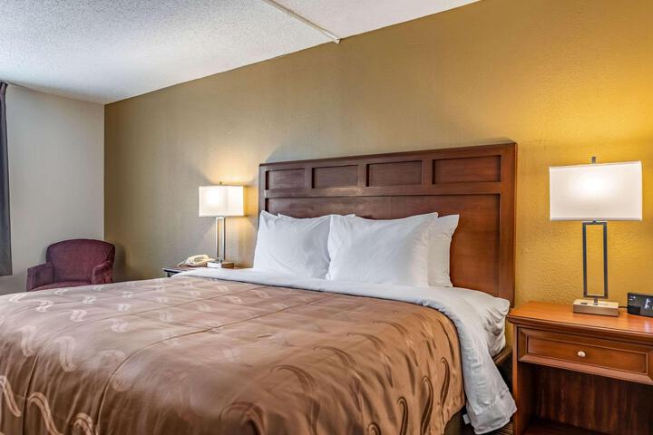 1 King Bed (3 of 9)