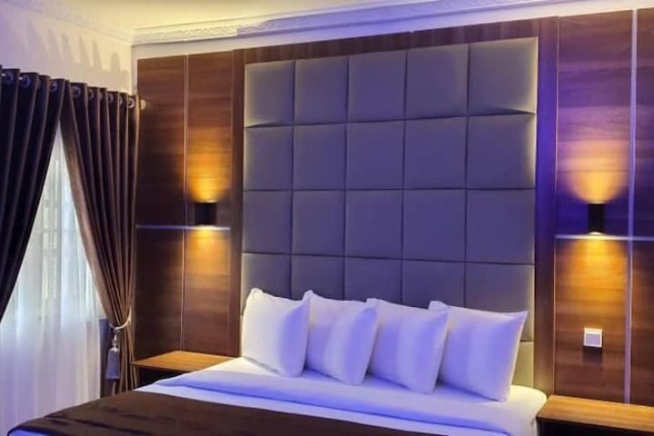 Room 4 of 6