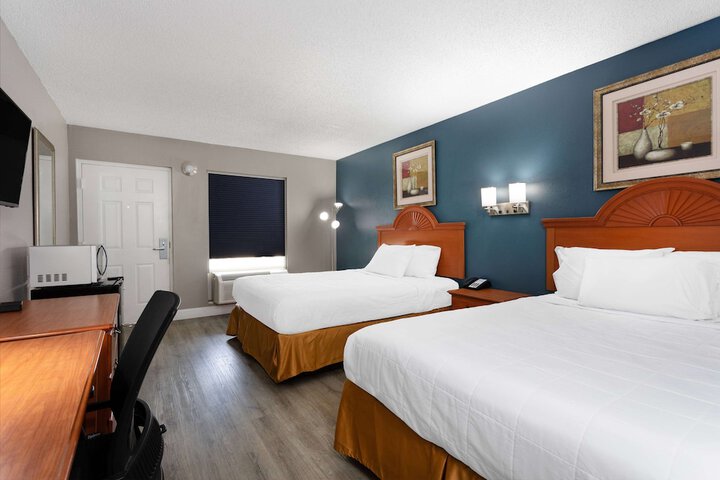 1 Queen Bed Deluxe Room (8 of 16)