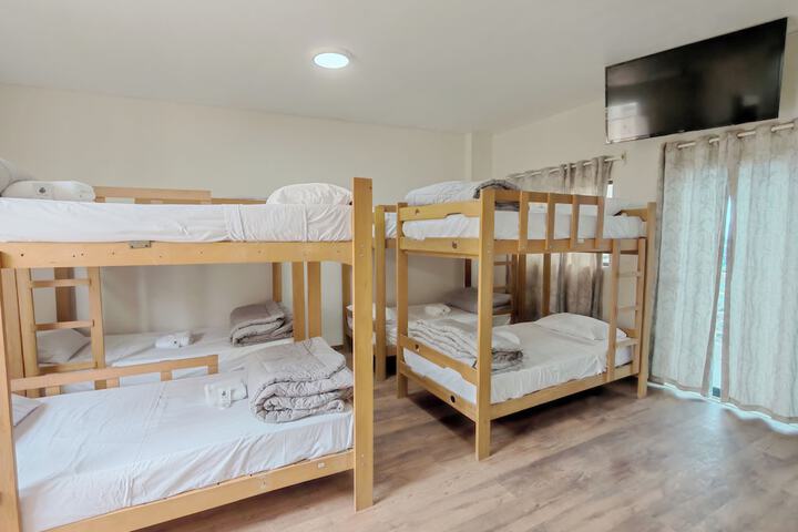 Room 28 of 214