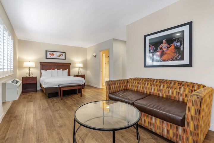 1 King Bed Microwave and Refrigerator WiFi Full Breakfast (8 of 9)